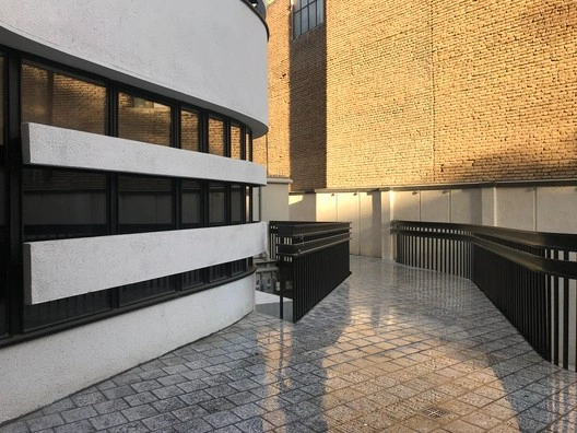 عکس ساختمان پزشکی اطلس